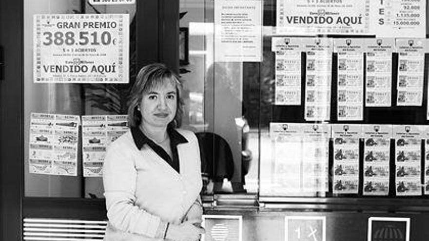 La lotera Gely Bahamonde, ayer, en la Administración de Loterías número 1 de A Estrada. / BERNABÉ / PURI AREÁN