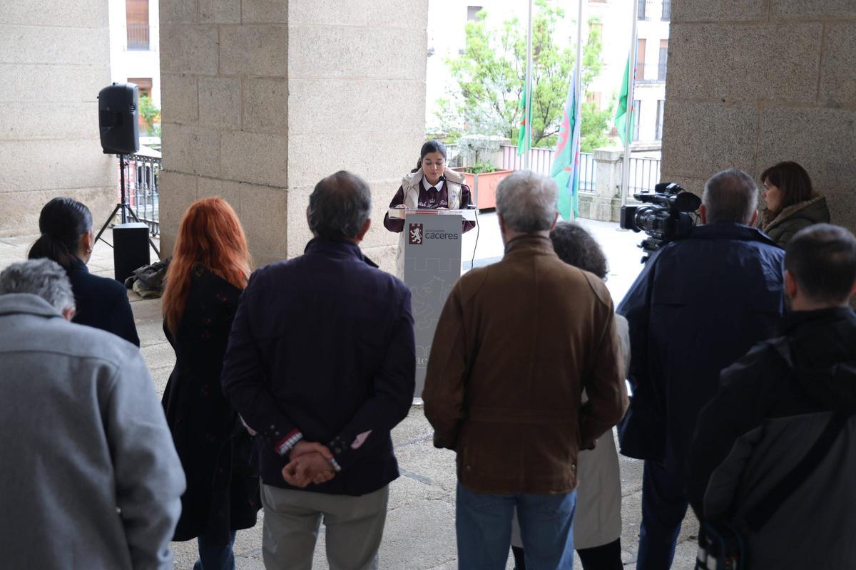 Galería | Cáceres celebra el Día Internacional del Pueblo Gitano con un izado de bandera