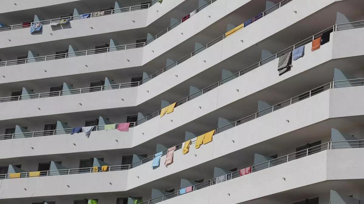 Toallas colgadas al sol en los balcones de las habitaciones de un hotel en El Arenal, en Mallorca, el pasado julio.