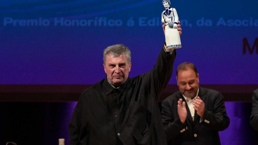 Manuel Bragado, co seu galardón, na gala dos Premios Follas Novas en Compostela. | Moncho Fuentes