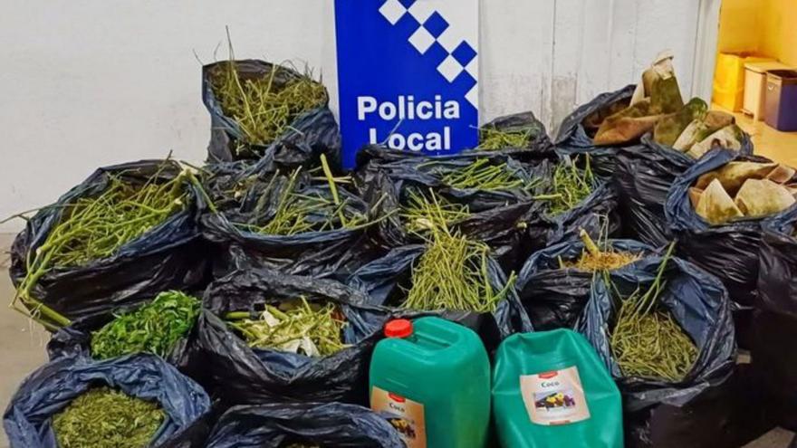 20 quilos de marihuana  requisada en una furgoneta aparcada a Palamós. | POLICIA LOCAL DE PALAMÓS
