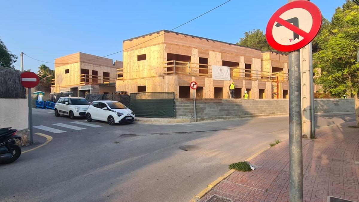 Imagen de hace unos días de la construcción en la calle des Vedranell, sin la acera.