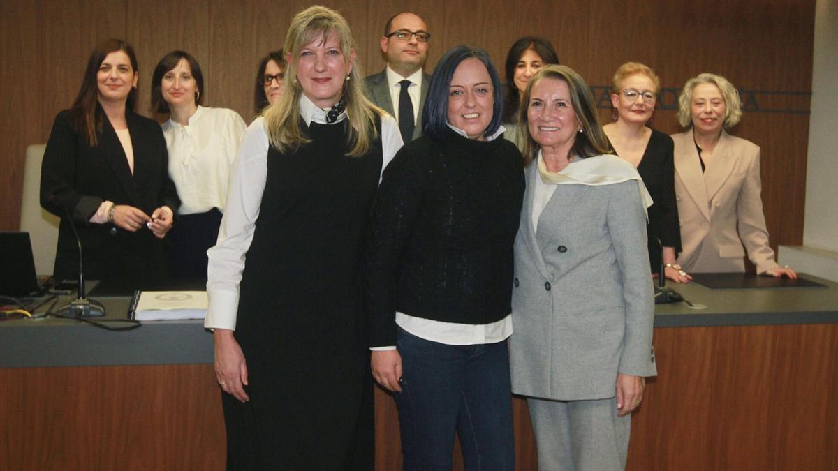 La decana de la abogacía de Ourense, Marta Gómez —en el centro de la imagen—, con compañeras de su junta de gobierno.