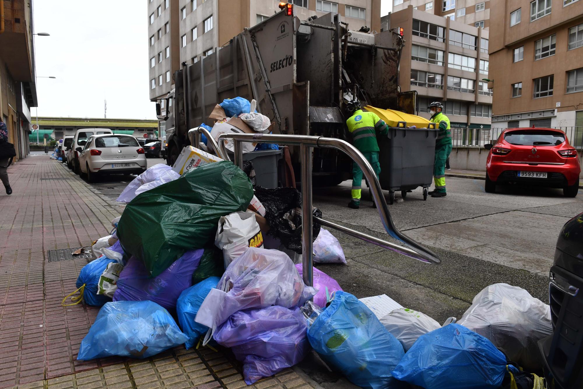 Primer día sin sabotajes tras una semana con problemas para la recogida de basuras en A Coruña