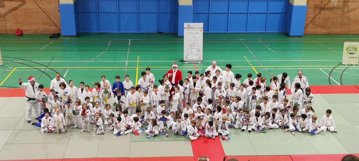 Los judocas zamoranos posan con Papá Noel.