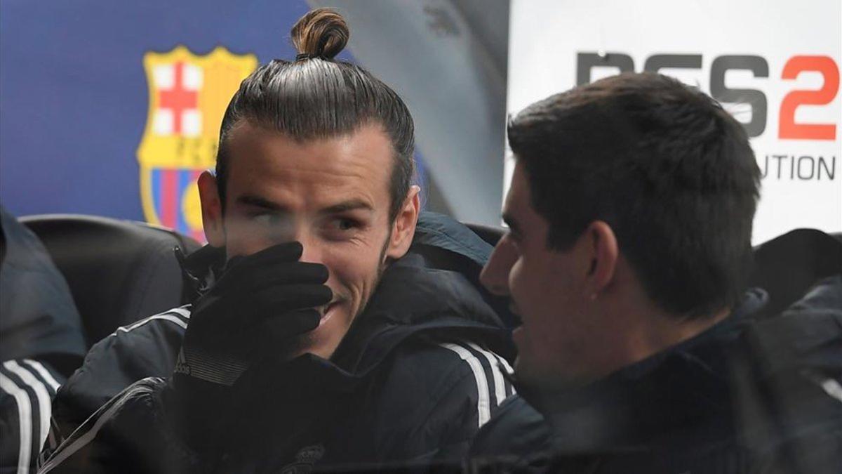 Bale y Courtois en el banquillo del Camp Nou