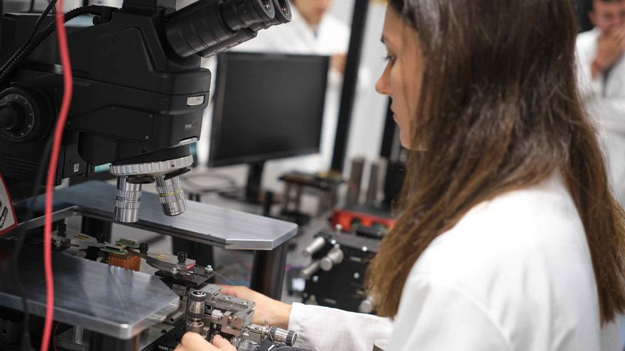 Las empresas dedicadas a la fabricación de microchips y óptica se duplican en apenas un año en Canarias