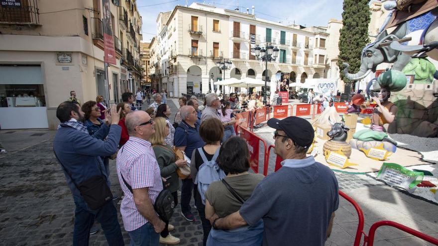 Turistas ante el monumento de la falla de Mercat de Gandia el pasado marzo. | PERALES IBORRA