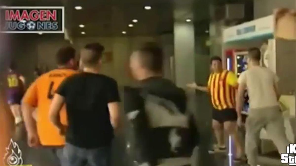 Agresión de seguidores del Real Madrid a aficionados del Barça en Barajas