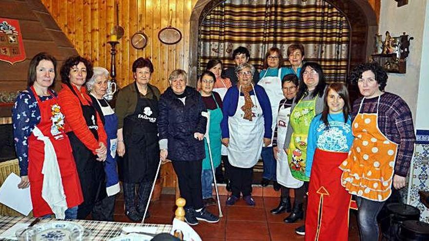 Grupo de mujeres de Alcañices que participa en el ciclo formativo para recuperar los guisos de la cocina tradicional.