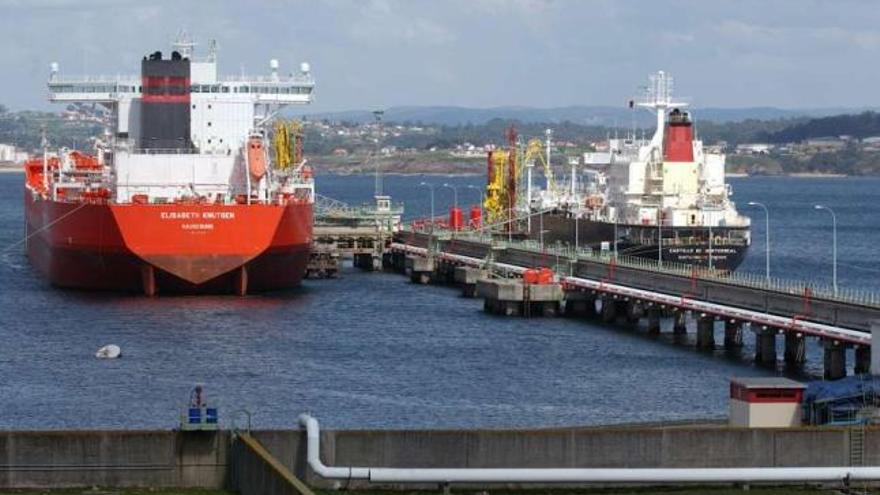 Buques petroleros en la terminal portuaria de Repsol en el puerto coruñés. / juan varela