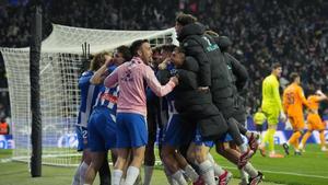 Los jugadores del Espanyol celebran el gol de Romero contra el Madrid en Cornellà.