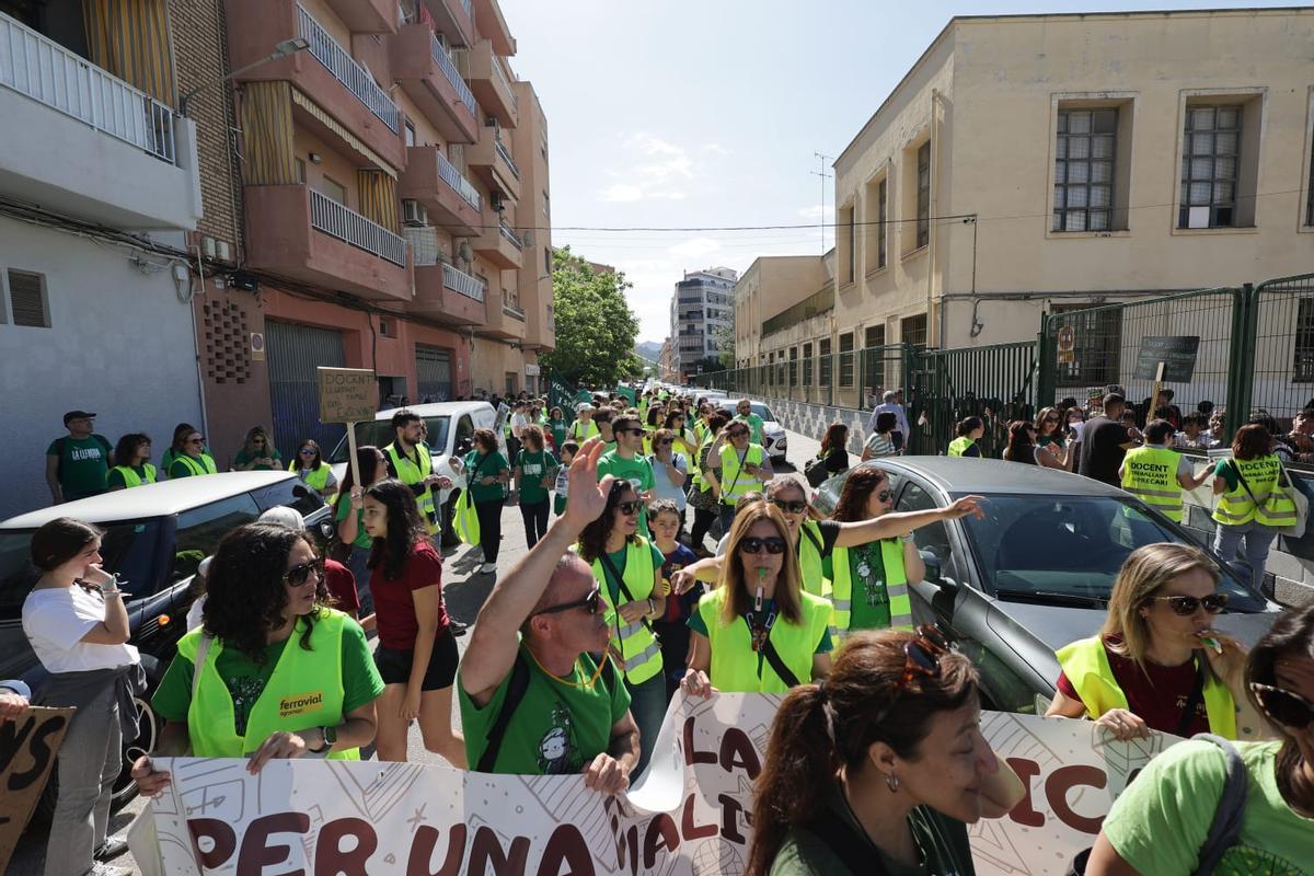 Cientos de personas han participado en la marcha reivindicativa.
