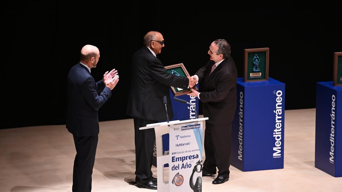 Javier Moll, presidente de Prensa Ibérica, hace entrega del premio a Pepe Pellicer en presencia de su hijo José Miguel, actual gerente del Grupo APE.