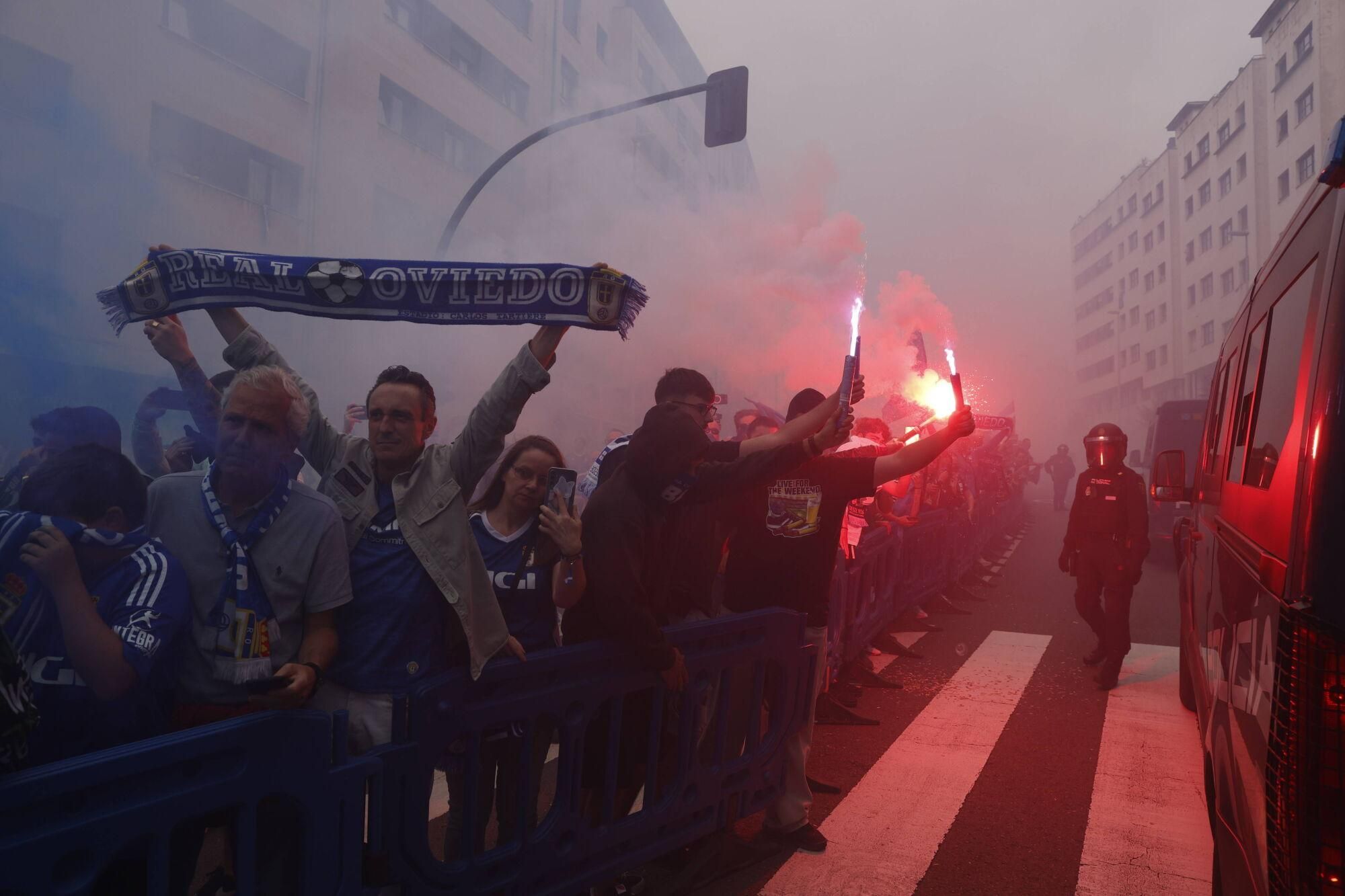 EN IMÁGENES: Espectacular recibimiento de la afición del Oviedo a su equipo antes de la vuelta por el ascenso contra el Almería