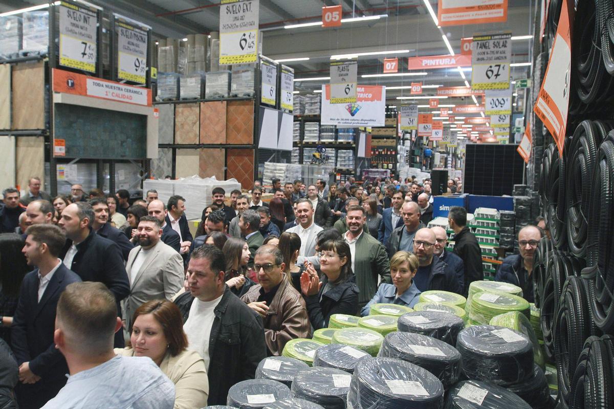 Vista del interior del almacén de Obramat, en la jornada inaugural previa a la apertura hoy.