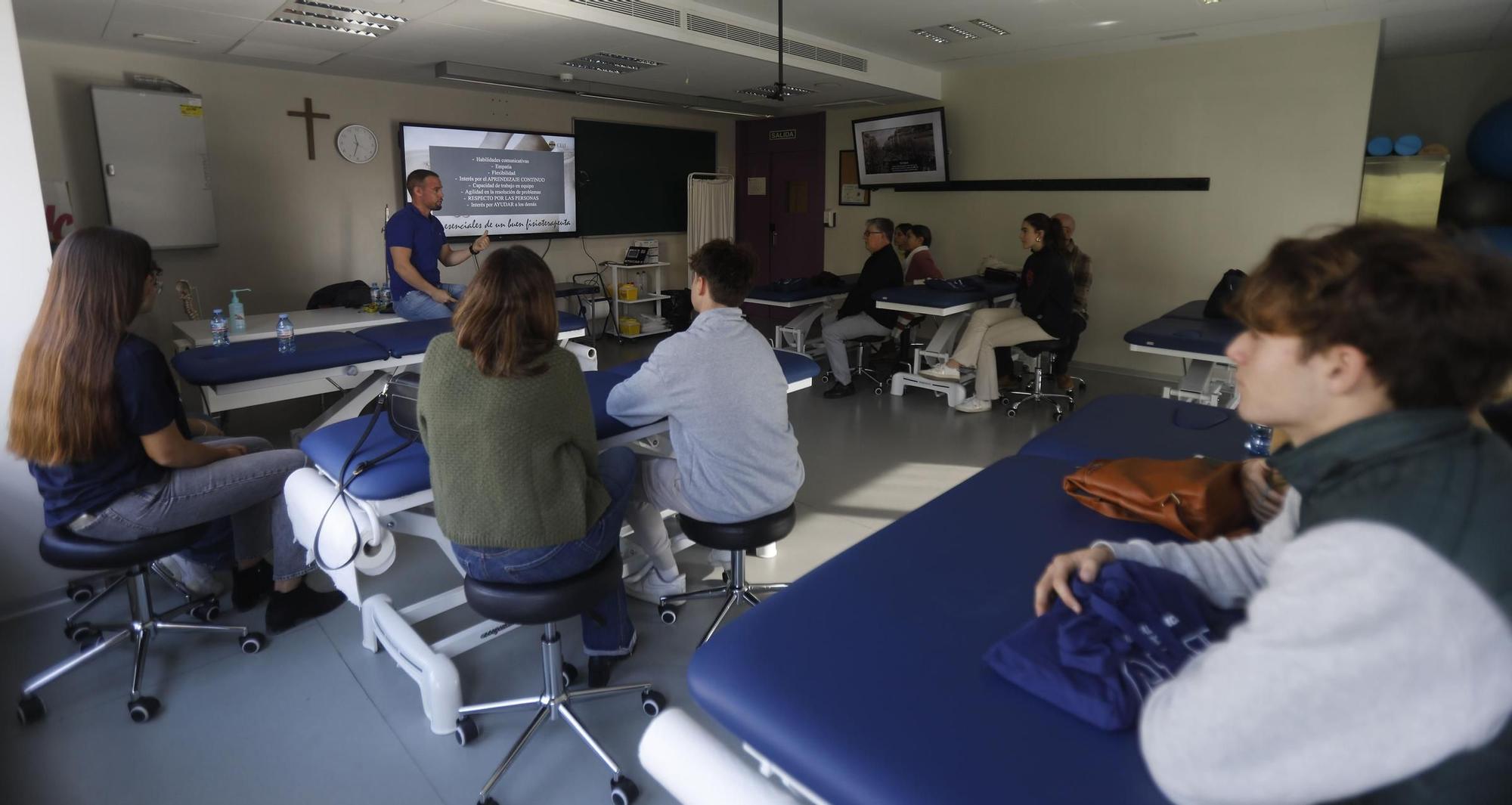 La jornada de puertas abiertas en CEU UCH Elche congregó a más de 300 asistentes