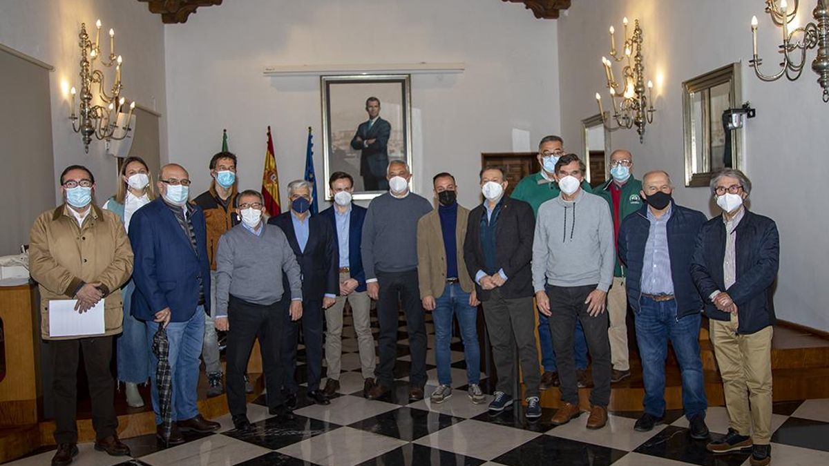 Responsables deportivos, con el presidente de la diputación cacereña.