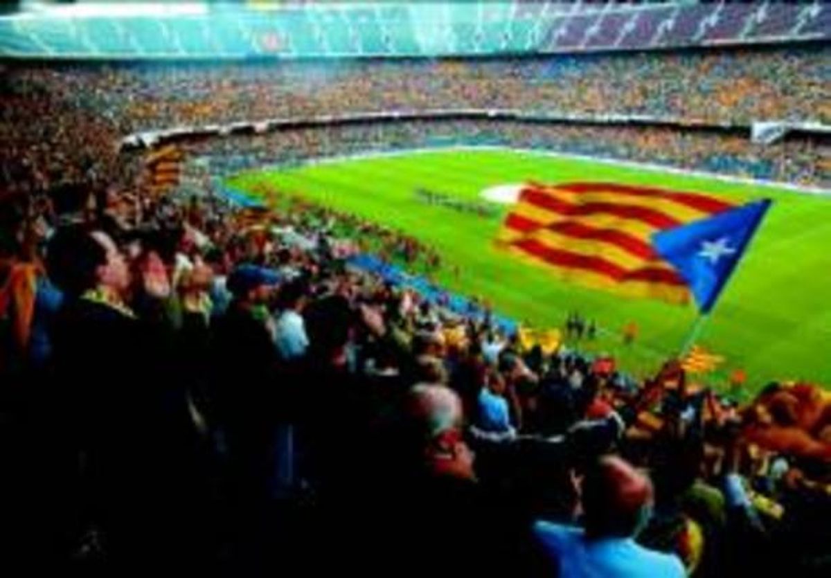 Seguidors Públic al Camp Nou en el partit Catalunya-Euskadi de l’octubre del 2006. Seguidors Públic al Camp Nou en el partit Catalunya-Euskadi de l’octubre del 2006.