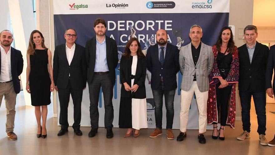 Los concejales de Deportes de Bergondo y A Coruña, Santiago Franco y Mónica Martínez; el subdirector general de Prensa Ibérica en Galicia, Juan Carlos Da Silva; los alcaldes de Arteixo y A Coruña, Carlos Calvelo e Inés Rey; el portavoz municipal, José Manuel Lage; el jefe del servicio provincial de Deportes de la Xunta, Roberto García; la directora de RSC de Vegalsa Eroski, Gabriela González; el subdirector de LA OPINIÓN, Marcos Mosquera; y el administrador de LA OPINIÓN, Pedro Costa. 