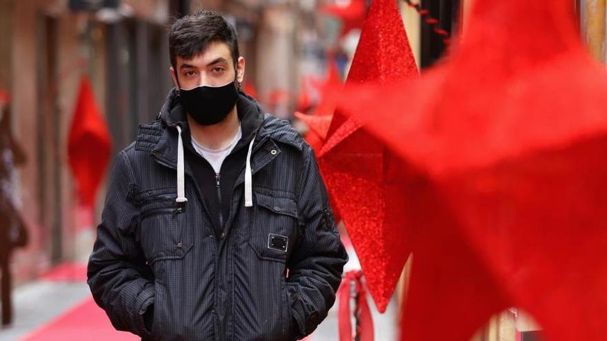 El joven Iker, en una calle de Murcia adornada por Navidad.