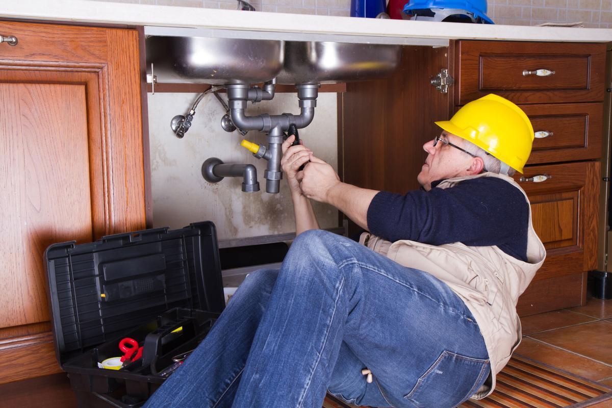 Imagen de recurso de un fontanero autónomo, a punto de jubilarse, durante su jornada laboral.