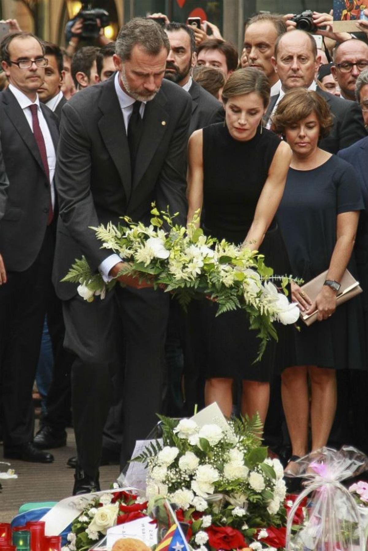 Los Reyes depositan una corona de flores en Las Ramblas