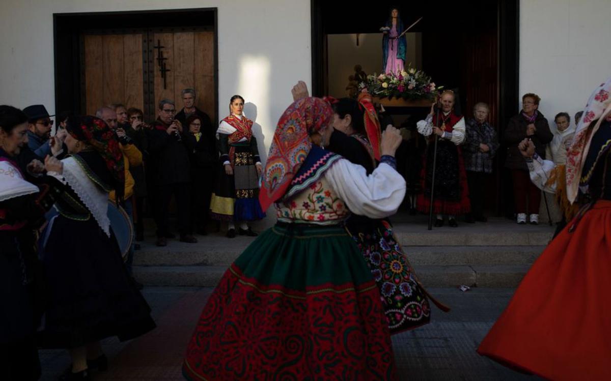Distintos grupos de mujeres bailan a la salida de la santa mártir. | A. B.