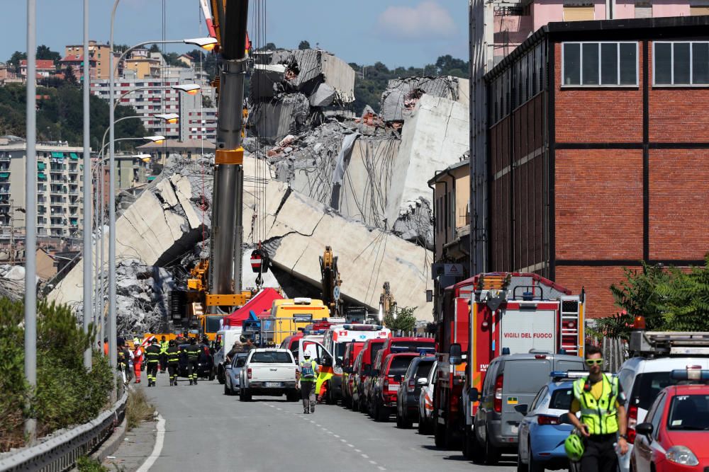 Bomberos y servicios de rescate acuden al derrumbamiento de un puente en Génova, Italia.