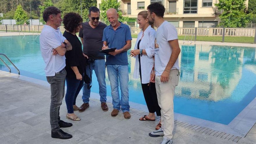 La alcaldesa, Loli Castiñeira, y el edil Marcos Troncoso, con los técnicos de la obra en la recepción de la misma. | D.P.