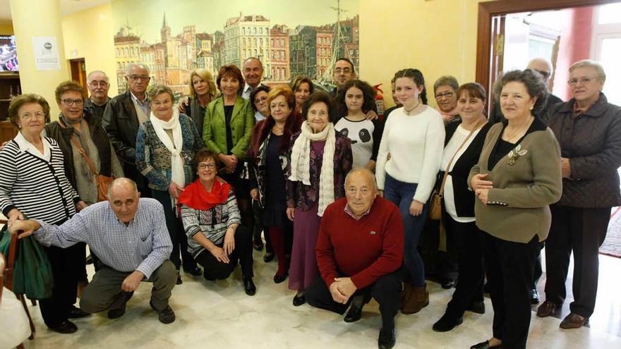 Foto de familia de los asistentes al homenaje.