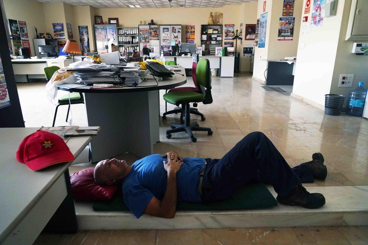 MLG (Benalmádena) 02-07-2025.-Juan Carmona, uno de los cinco trabajadores del parque de atracciones Tivoli que cuida y mantiene tras su cierre desde hace 5 años.