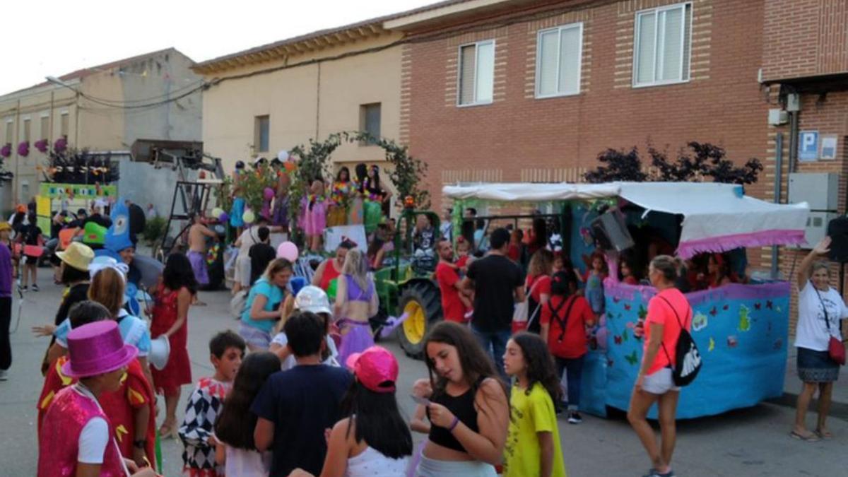 Desfile de carrozas en Quiruelas de Vidriales. | E. P.