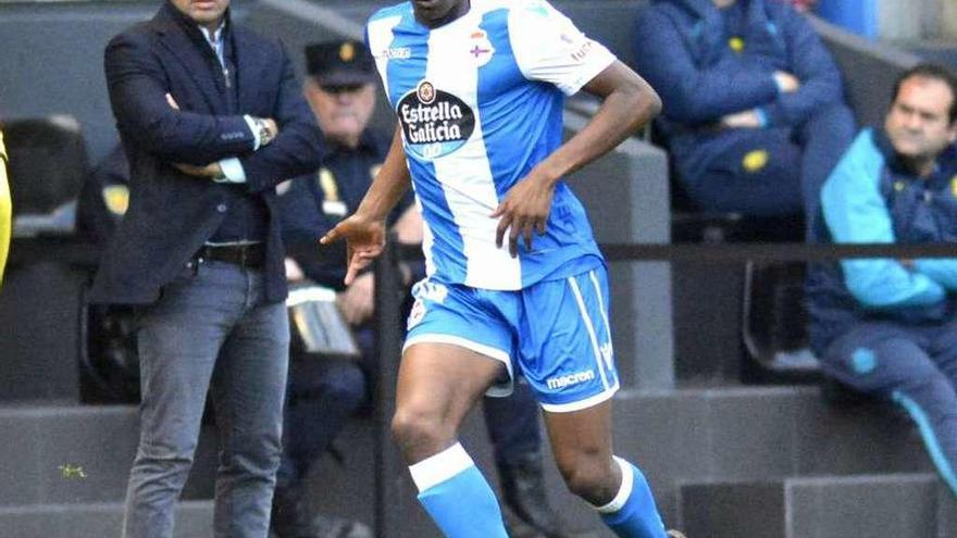 El juvenil Mujaid conduce el balón ayer frente al Villarreal en Riazor.