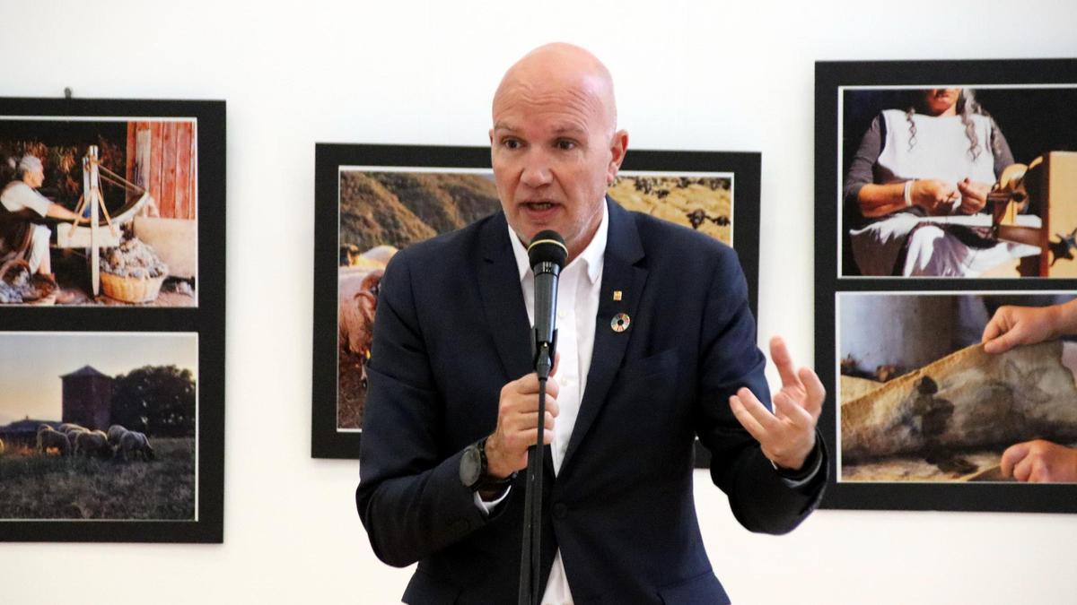 El conseller David Mascort explica los detalles de la apertura de la planta.