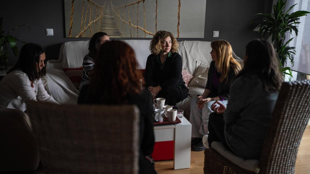Un grupo de mujeres habla de la violencia vicaria que sufren