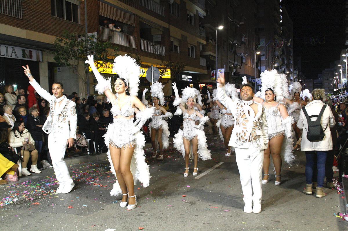 'Locura' es una de las comparsas de Vinaròs que destacan especialmente por la espectacularidad de sus coreografías y bailes durante todo el recorrido.