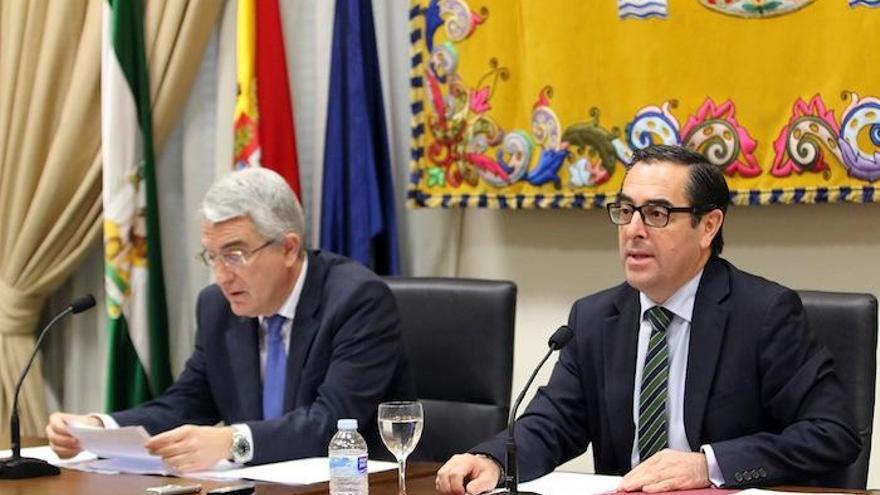 Ángel González, jefe provincial de Costas, junto al subdelegado del Gobierno, Miguel Briones.