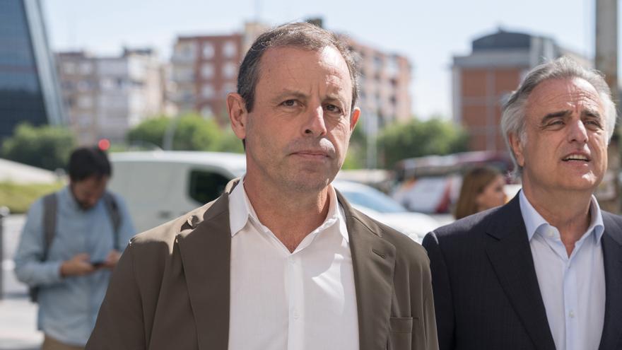 El expresidente del FC Barcelona Sandro Rosell (c) y su abogado, Pau Molins (d).