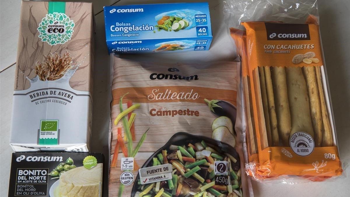 Imagen de los productos de Consum rotulados unos en valenciano y en castellano y otros sólo en castellano