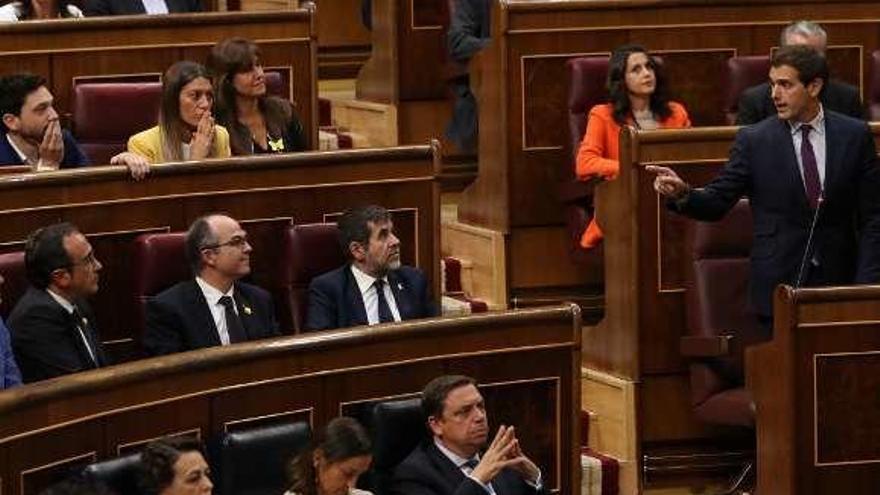 Albert Rivera protesta por la fórmula de acatamiento de los diputados presos. // Efe