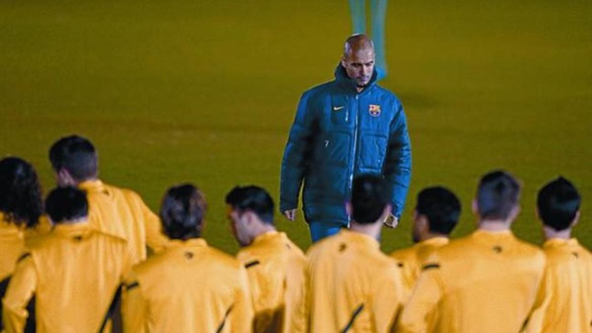 Guardiola medita antes de dirigirse a sus jugadores en un entrenamiento del Barça de esta temporada.