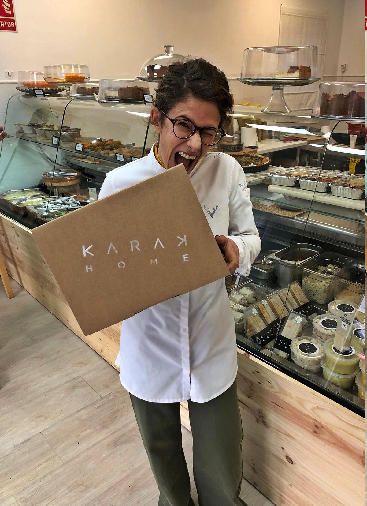 Roll de pollo relleno de jamón de pavo y queso.