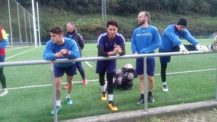 El defensa juvenil Carlos, en el centro, debuta en la convocatoria.