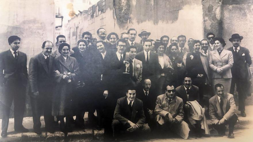Reunión de profesionales de la radio en Málaga a comienzos de los años 50, en la calle Trinidad Grund.