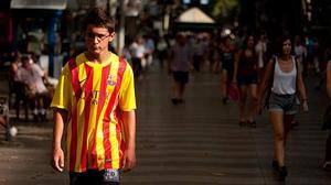 La segona equipació del Barça, la samarreta amb la senyera, triomfa al carrer i a les botigues.