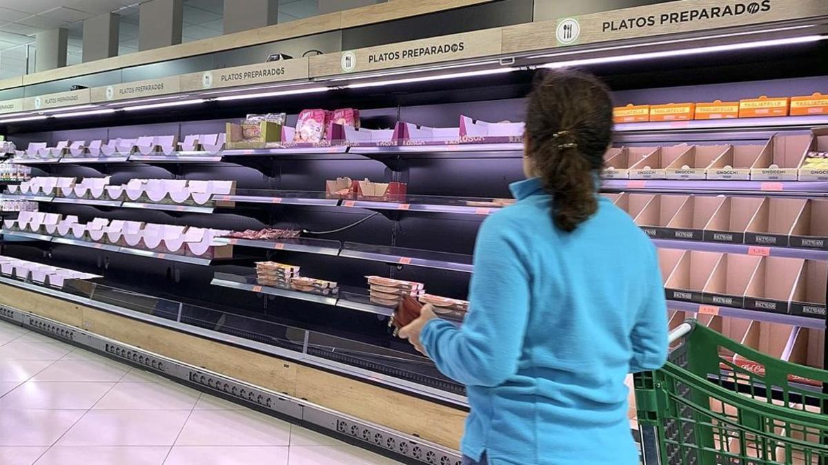 Una mujer hace la compra en un supermercado de Madrid