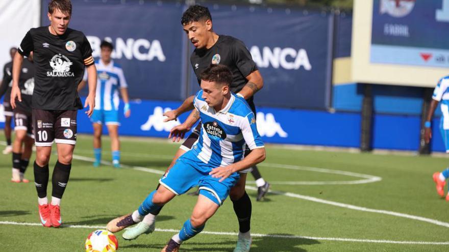 Nájera controla una pelota ante la UDS Salamanca.  | |  IAGO LÓPEZ/R. A.
