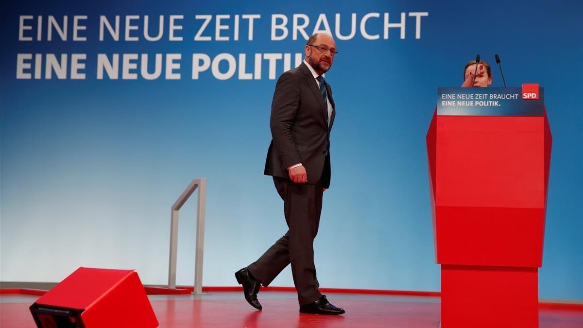 Schulz inspecciona la sala de convenciones donde se celebrará el congreso del SPD bajo el eslogan 'Nuevos tiempos necesitan nuevas políticas', en Bonn, el 20 de enero.