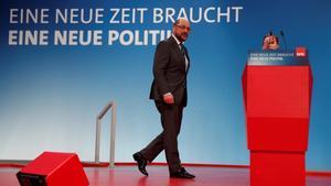 Schulz inspecciona la sala de convenciones donde se celebrará el congreso del SPD bajo el eslogan ’Nuevos tiempos necesitan nuevas políticas’, en Bonn, el 20 de enero.